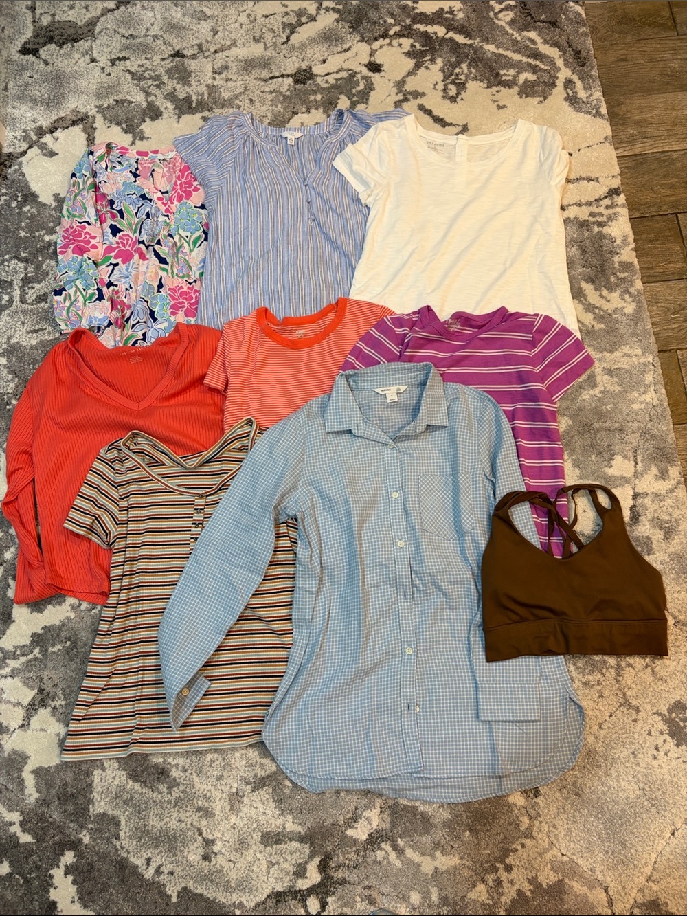 Women’s lot of 8 tops and 1 sports bra size medium mixed brands old navy, ae
